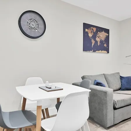 Crown Place 2 & 3 Bedroom Luxury Apts With Parking In Shepperton By 360Stays Exterior photo