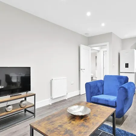 Crown Place 2 & 3 Bedroom Luxury Apts With Parking In Shepperton By 360Stays Exterior photo