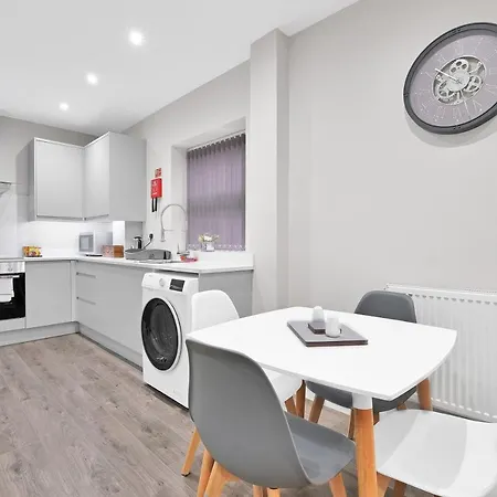 Crown Place 2 & 3 Bedroom Luxury Apts With Parking In Shepperton By 360Stays Exterior photo
