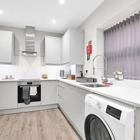 Crown Place 2 & 3 Bedroom Luxury Apts With Parking In Shepperton By 360Stays Exterior photo