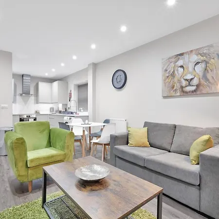 Crown Place 2 & 3 Bedroom Luxury Apts With Parking In Shepperton By 360Stays Exterior photo