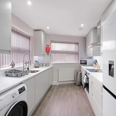 Crown Place 2 & 3 Bedroom Luxury Apts With Parking In Shepperton By 360Stays Exterior photo