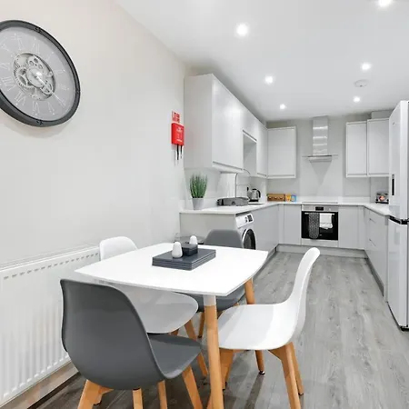 Crown Place 2 & 3 Bedroom Luxury Apts With Parking In Shepperton By 360Stays Exterior photo