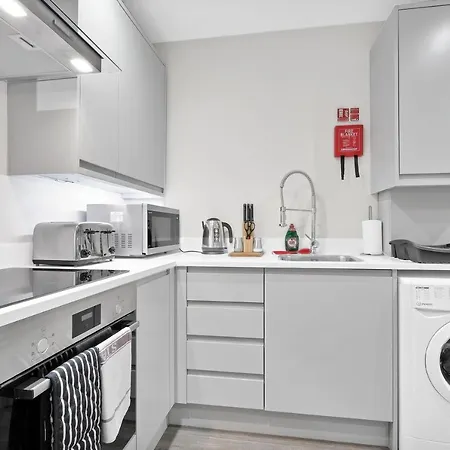 Crown Place 2 & 3 Bedroom Luxury Apts With Parking In Shepperton By 360Stays Exterior photo