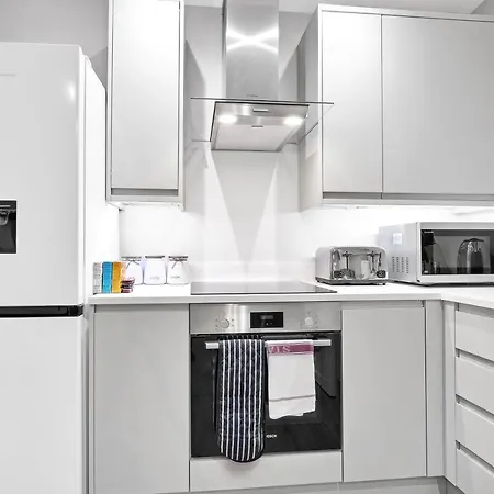 Crown Place 2 & 3 Bedroom Luxury Apts With Parking In Shepperton By 360Stays Exterior photo