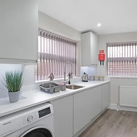 Crown Place 2 & 3 Bedroom Luxury Apts With Parking In Shepperton By 360Stays Exterior photo