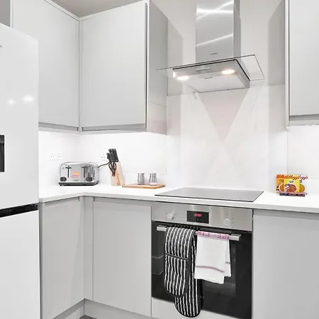 Crown Place 2 & 3 Bedroom Luxury Apts With Parking In Shepperton By 360Stays Exterior photo