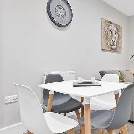 Crown Place 2 & 3 Bedroom Luxury Apts With Parking In Shepperton By 360Stays Exterior photo