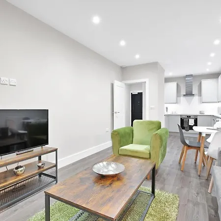 Crown Place 2 & 3 Bedroom Luxury Apts With Parking In Shepperton By 360Stays Exterior photo