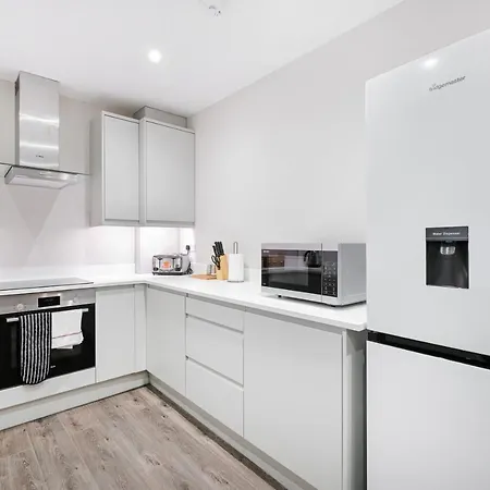 Crown Place 2 & 3 Bedroom Luxury Apts With Parking In Shepperton By 360Stays Exterior photo