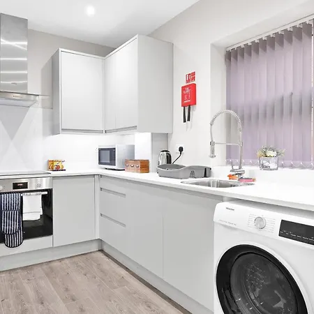 Crown Place 2 & 3 Bedroom Luxury Apts With Parking In Shepperton By 360Stays Exterior photo