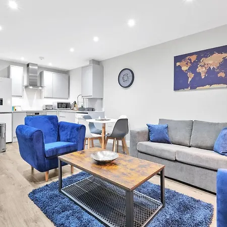 Crown Place 2 & 3 Bedroom Luxury Apts With Parking In Shepperton By 360Stays Exterior photo