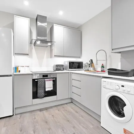 Crown Place 2 & 3 Bedroom Luxury Apts With Parking In Shepperton By 360Stays Exterior photo