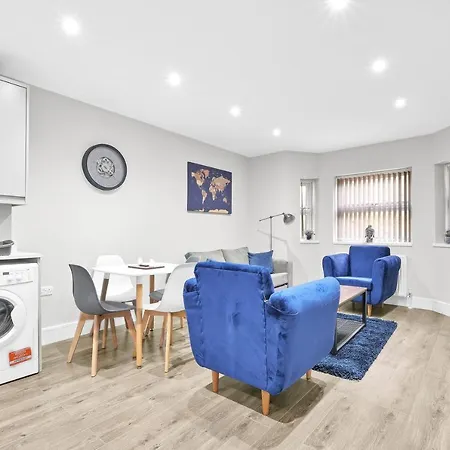 Crown Place 2 & 3 Bedroom Luxury Apts With Parking In Shepperton By 360Stays Exterior photo
