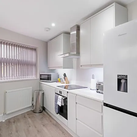 Crown Place 2 & 3 Bedroom Luxury Apts With Parking In Shepperton By 360Stays Exterior photo