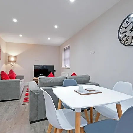 Crown Place 2 & 3 Bedroom Luxury Apts With Parking In Shepperton By 360Stays Exterior photo