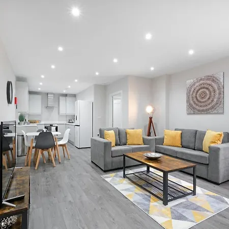 Crown Place 2 & 3 Bedroom Luxury Apts With Parking In Shepperton By 360Stays Exterior photo