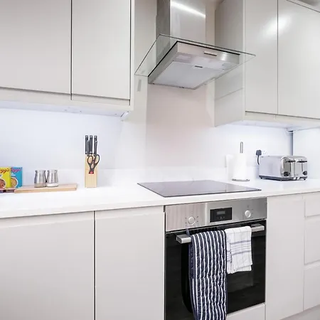 Crown Place 2 & 3 Bedroom Luxury Apts With Parking In Shepperton By 360Stays Exterior photo