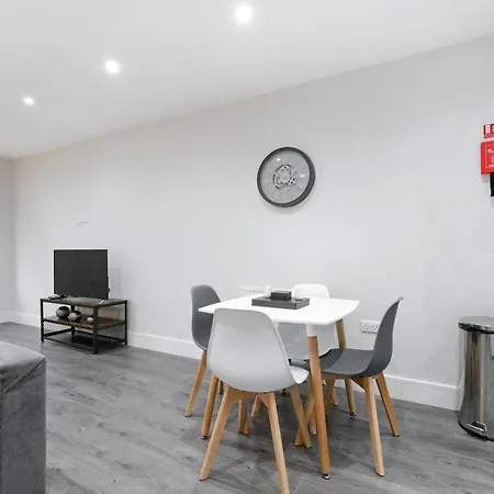 Crown Place 2 & 3 Bedroom Luxury Apts With Parking In Shepperton By 360Stays Exterior photo
