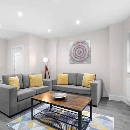 Crown Place 2 & 3 Bedroom Luxury Apts With Parking In Shepperton By 360Stays Exterior photo