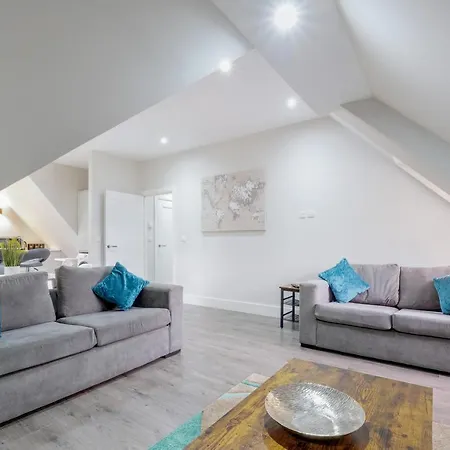 Crown Place 2 & 3 Bedroom Luxury Apts With Parking In Shepperton By 360Stays Exterior photo