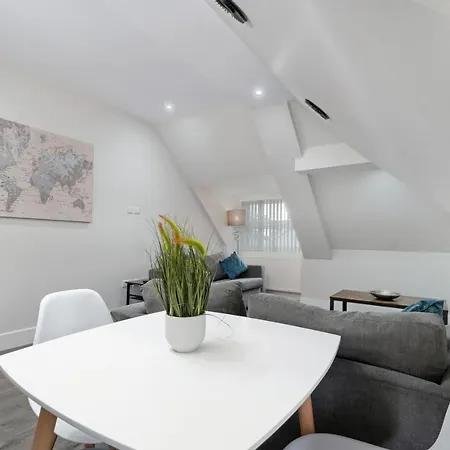 Crown Place 2 & 3 Bedroom Luxury Apts With Parking In Shepperton By 360Stays Exterior photo