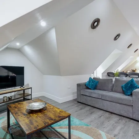 Crown Place 2 & 3 Bedroom Luxury Apts With Parking In Shepperton By 360Stays Exterior photo
