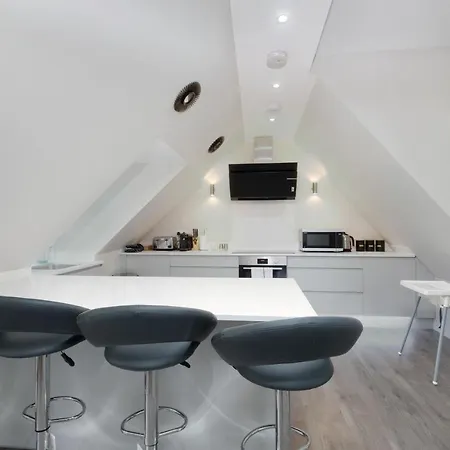 Crown Place 2 & 3 Bedroom Luxury Apts With Parking In Shepperton By 360Stays Exterior photo