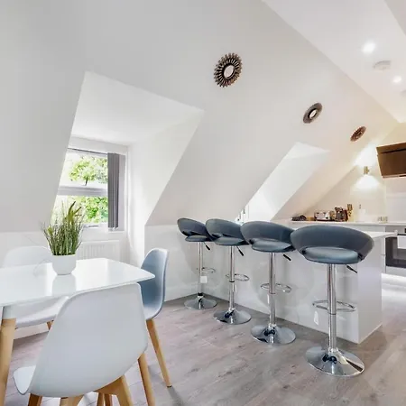 Crown Place 2 & 3 Bedroom Luxury Apts With Parking In Shepperton By 360Stays Exterior photo