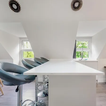 Crown Place 2 & 3 Bedroom Luxury Apts With Parking In Shepperton By 360Stays Exterior photo