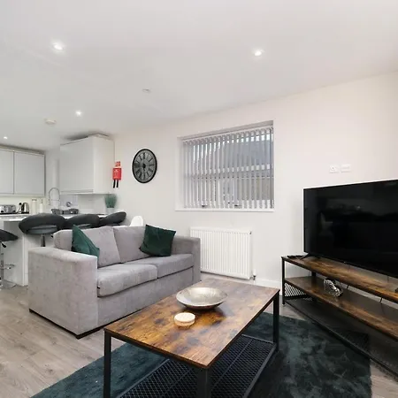 Crown Place 2 & 3 Bedroom Luxury Apts With Parking In Shepperton By 360Stays Exterior photo