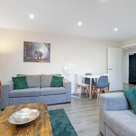 Crown Place 2 & 3 Bedroom Luxury Apts With Parking In Shepperton By 360Stays Exterior photo