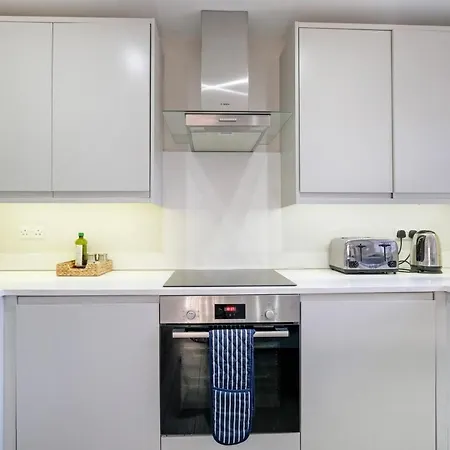 Crown Place 2 & 3 Bedroom Luxury Apts With Parking In Shepperton By 360Stays Exterior photo