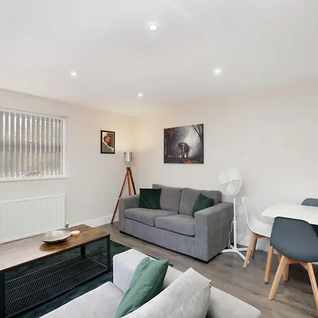 Crown Place 2 & 3 Bedroom Luxury Apts With Parking In Shepperton By 360Stays Exterior photo