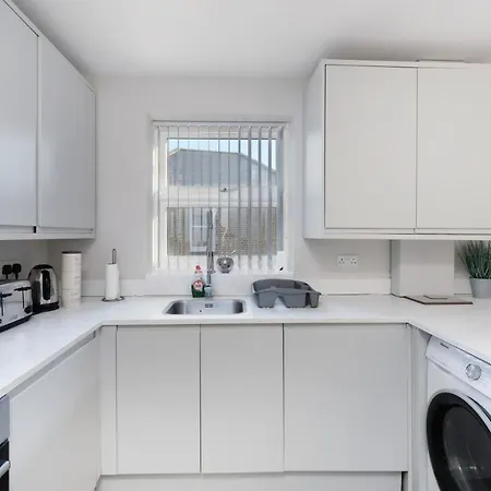 Crown Place 2 & 3 Bedroom Luxury Apts With Parking In Shepperton By 360Stays Exterior photo