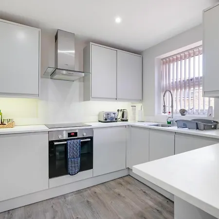 Crown Place 2 & 3 Bedroom Luxury Apts With Parking In Shepperton By 360Stays Exterior photo