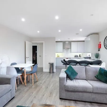 Crown Place 2 & 3 Bedroom Luxury Apts With Parking In Shepperton By 360Stays Exterior photo