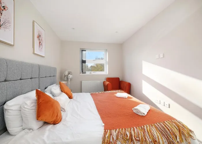 Crown Place 2 & 3 Bedroom Luxury Apts With Parking In Shepperton By 360Stays