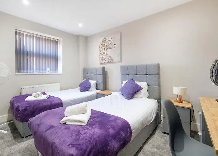 Crown Place 2 & 3 Bedroom Luxury Apts With Parking In Shepperton By 360Stays