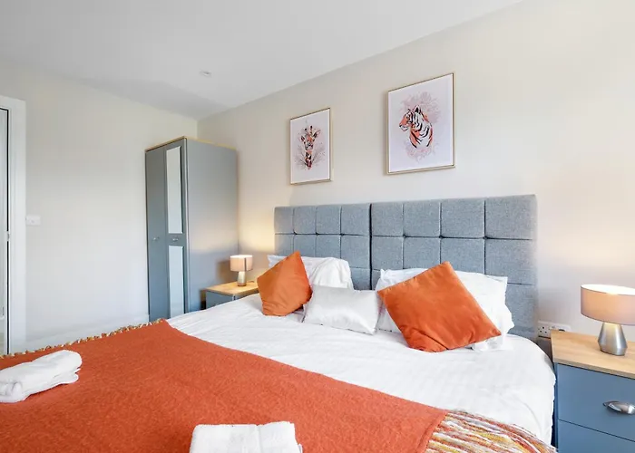 Crown Place 2 & 3 Bedroom Luxury Apts With Parking In Shepperton By 360Stays