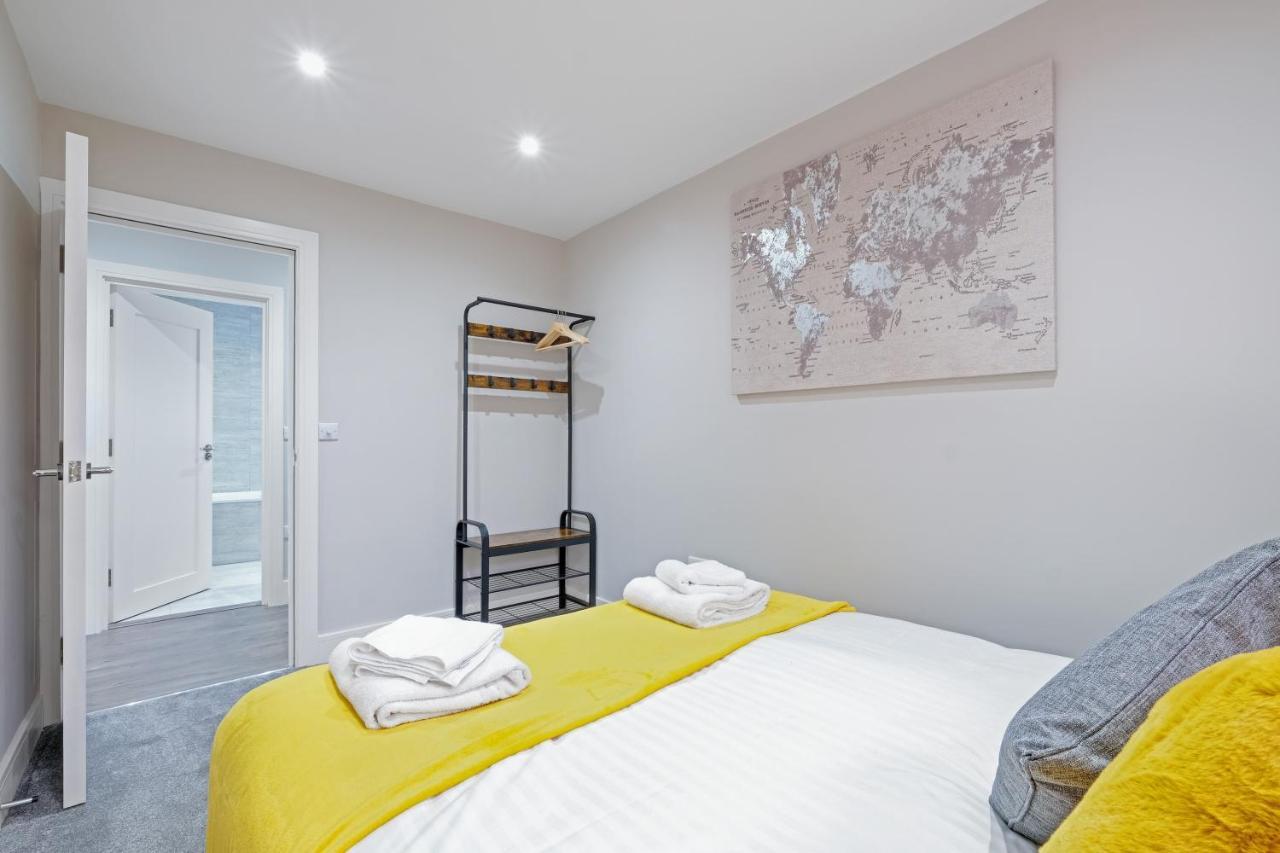 Apartment Crown Place 2 & 3 Bedroom Luxury Apts With Parking In By 360stays Shepperton