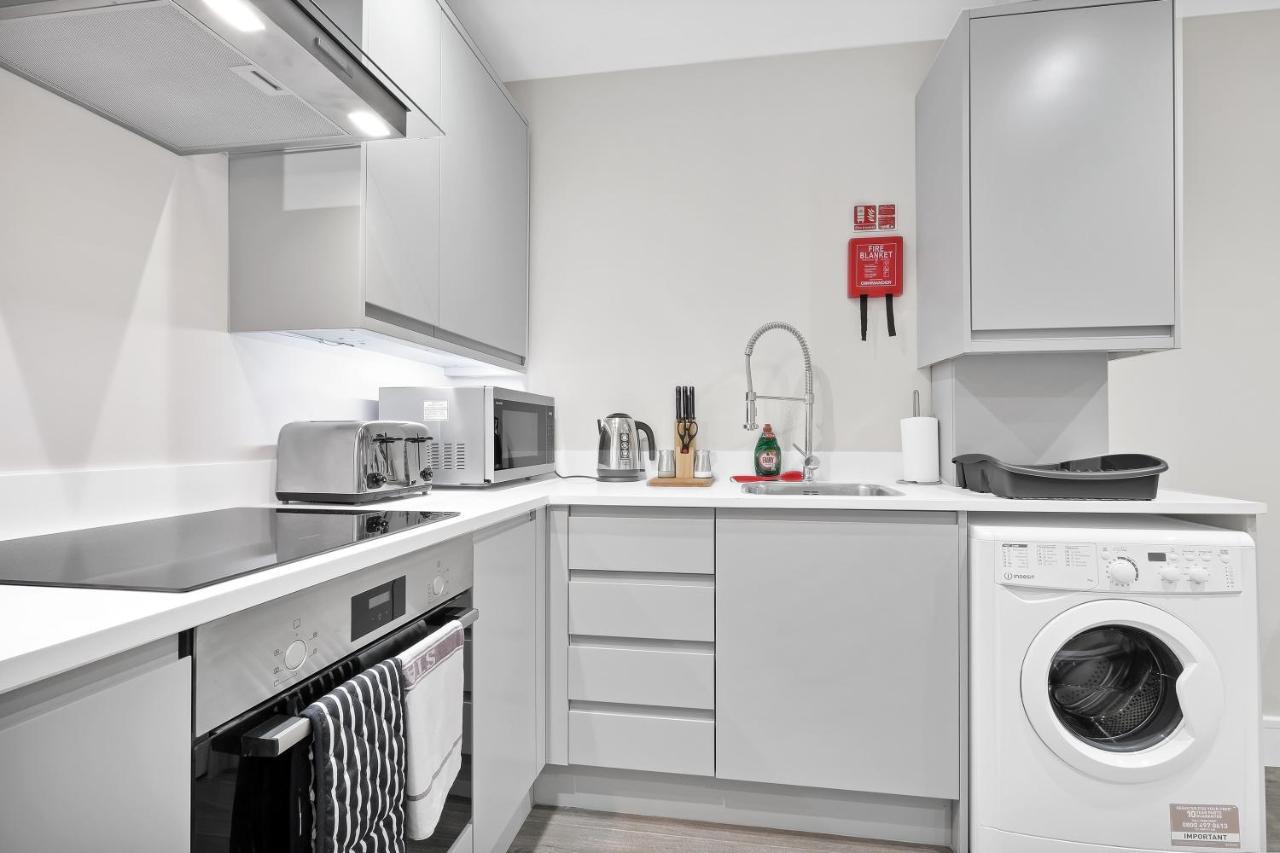 Crown Place 2 & 3 Bedroom Luxury Apts With Parking In By 360stays Shepperton