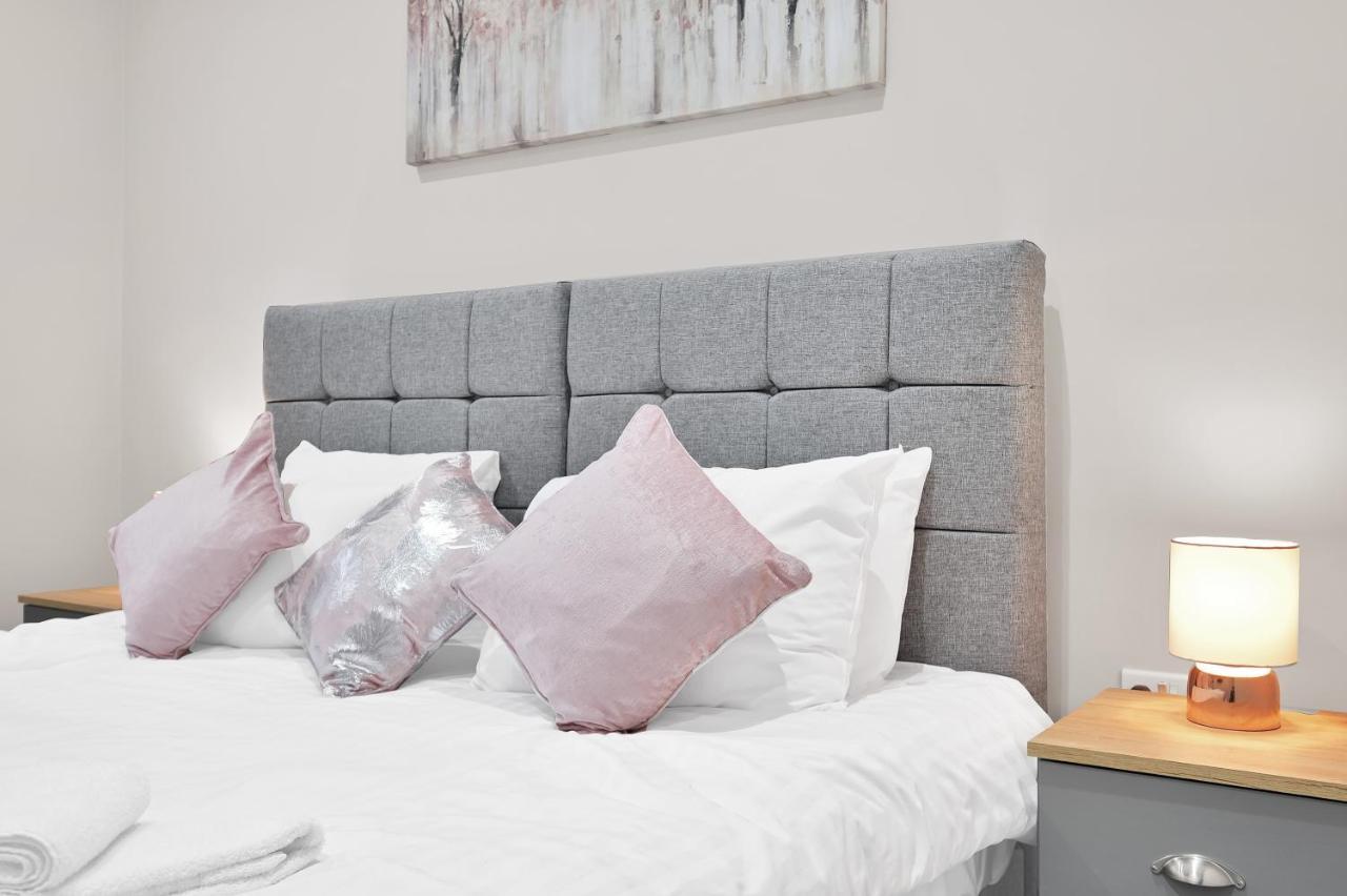 Crown Place 2 & 3 Bedroom Luxury Apts With Parking In By 360stays Apartment Shepperton