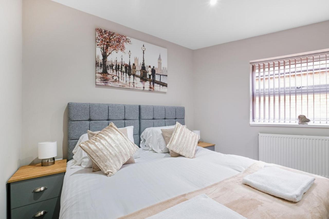 Apartment Crown Place 2 & 3 Bedroom Luxury Apts With Parking In By 360stays Shepperton