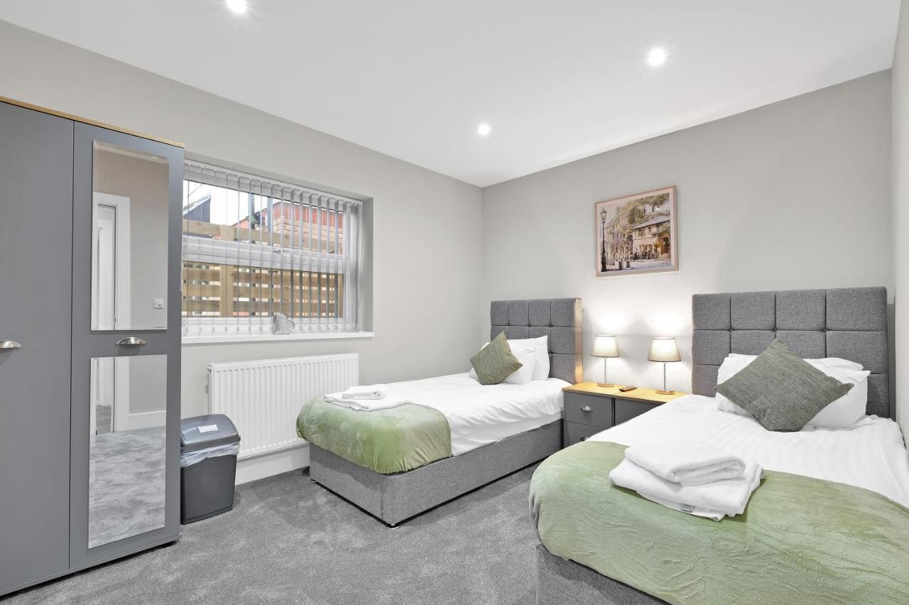 Crown Place 2 & 3 Bedroom Luxury Apts With Parking In By 360stays * Shepperton