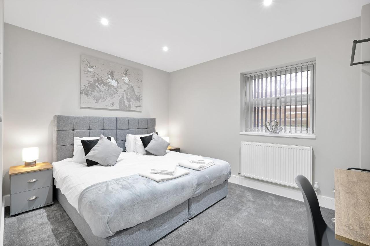 Crown Place 2 & 3 Bedroom Luxury Apts With Parking In By 360stays Apartment Shepperton