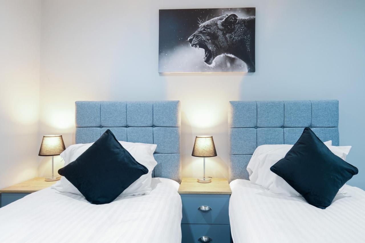 Crown Place 2 & 3 Bedroom Luxury Apts With Parking In By 360stays Apartment Shepperton