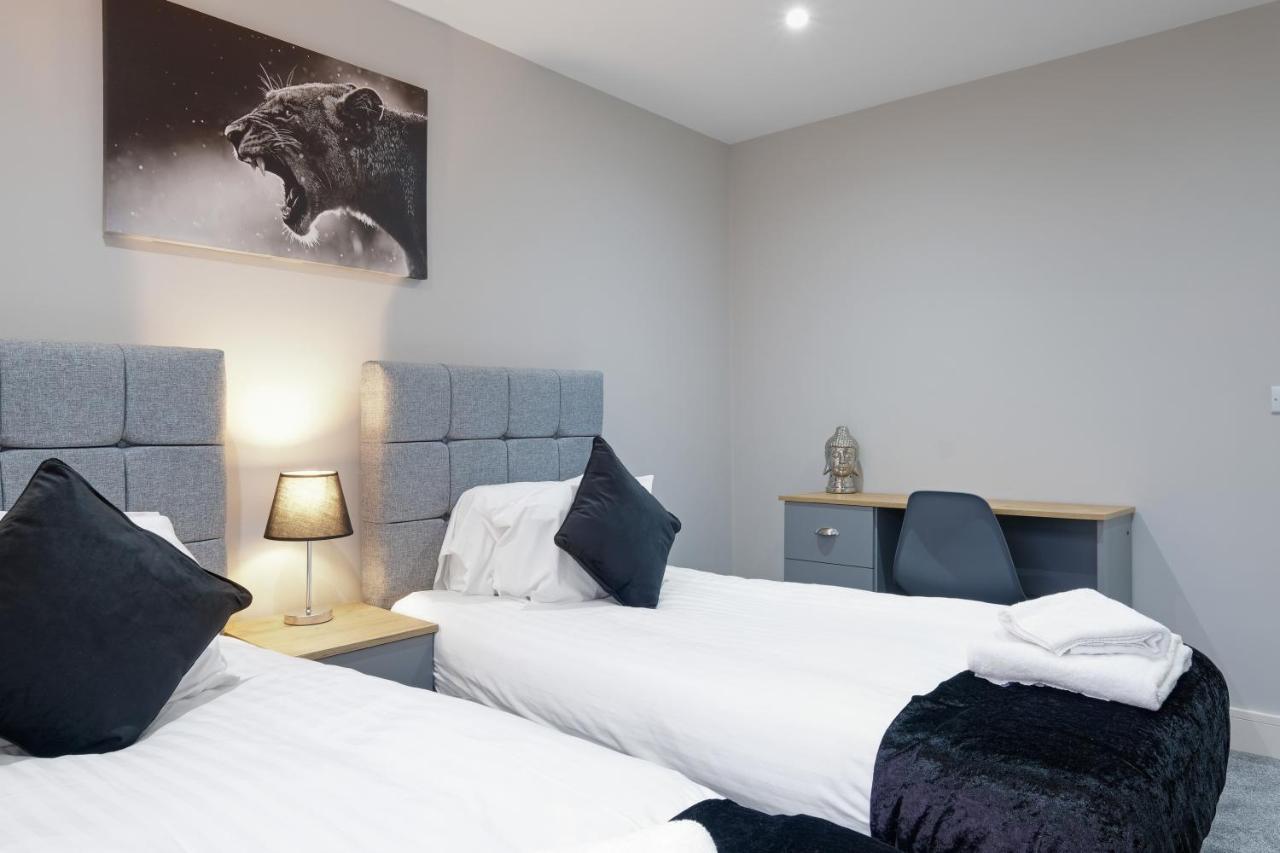 Crown Place 2 & 3 Bedroom Luxury Apts With Parking In By 360stays * Shepperton