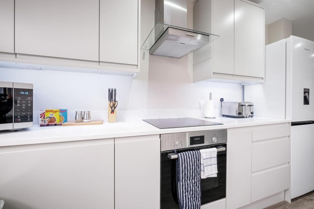 Crown Place 2 & 3 Bedroom Luxury Apts With Parking In By 360stays * Shepperton