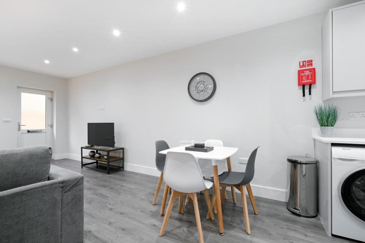 Crown Place 2 & 3 Bedroom Luxury Apts With Parking In By 360stays * Shepperton